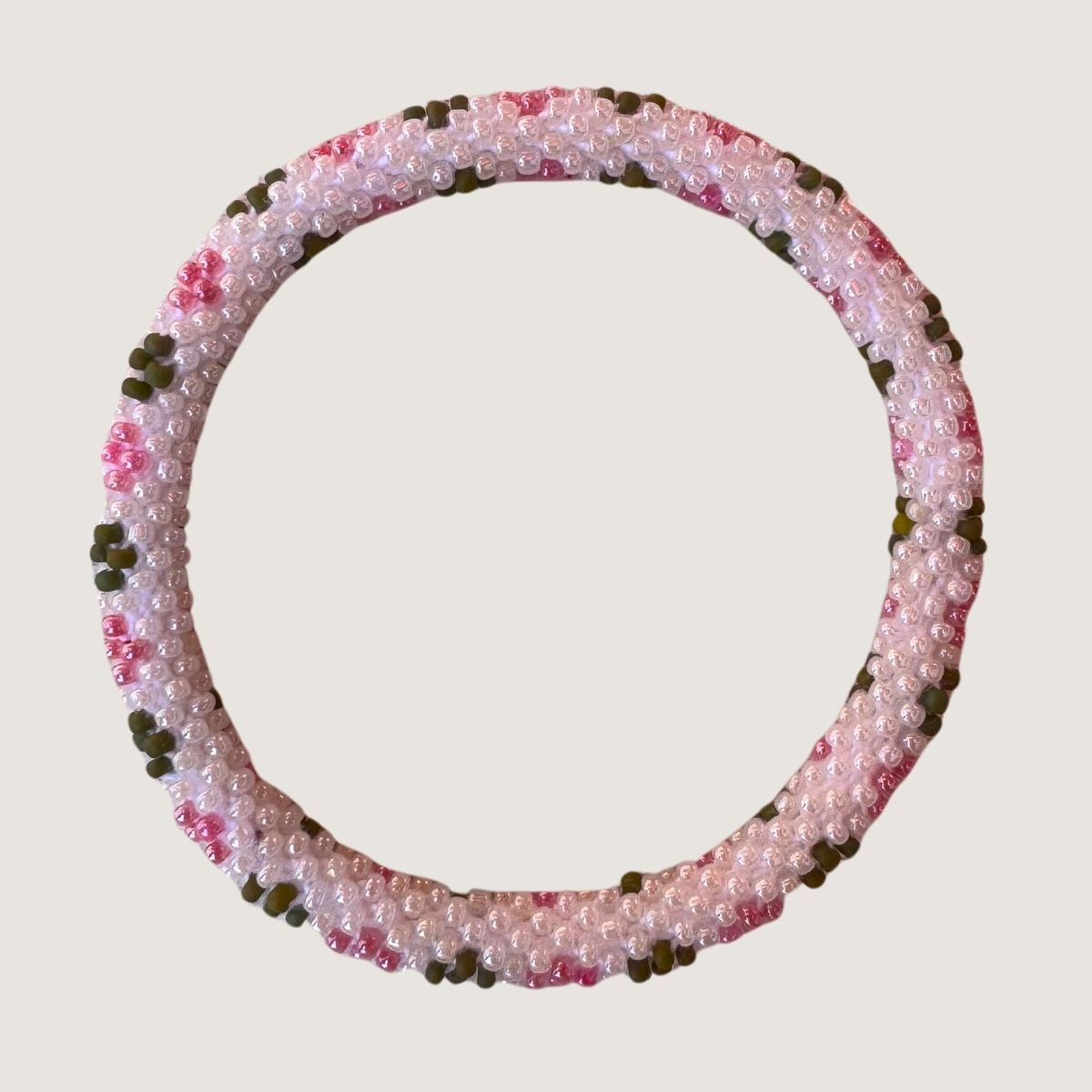 Rose pâle à pois verts