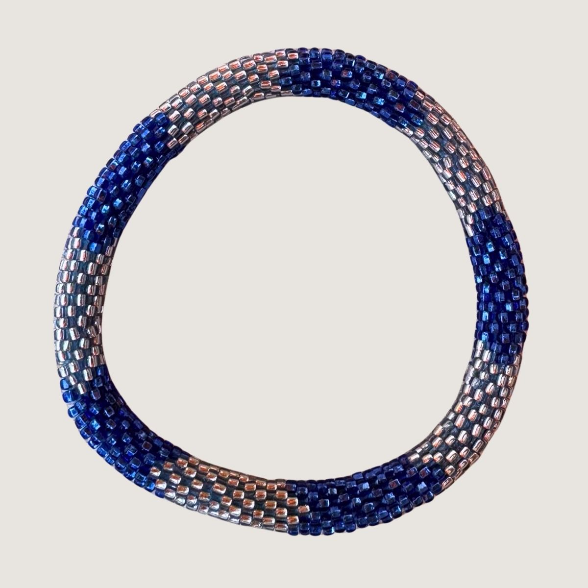 Bleu marine et blanc irisé